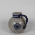 korzilius-soehne_schankkrug-blaumalerei-sonnenrad-geritzt_0.8l_4-k