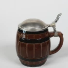 marzi-remy_figurenkrug-bierfass-kronenbraeu_0.5l_dl_3-k