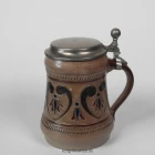 hk_humpen-westerwald-motive-herz-biene-braun_0.5l_dl_4-k
