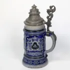 johann-peter-thewalt-1102_humpen-historismus-jaegers-einkehr-defregger_0.5l_dl_05-k